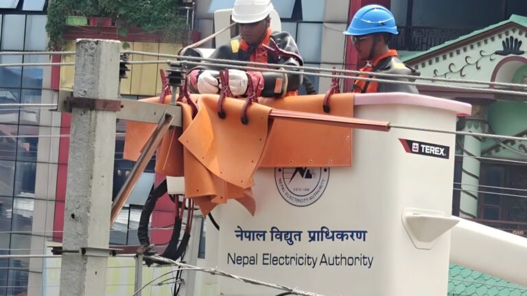 नेपालमा पहिलो पटक लाइन नकाटी विद्युत मर्मतको परीक्षण सुरु