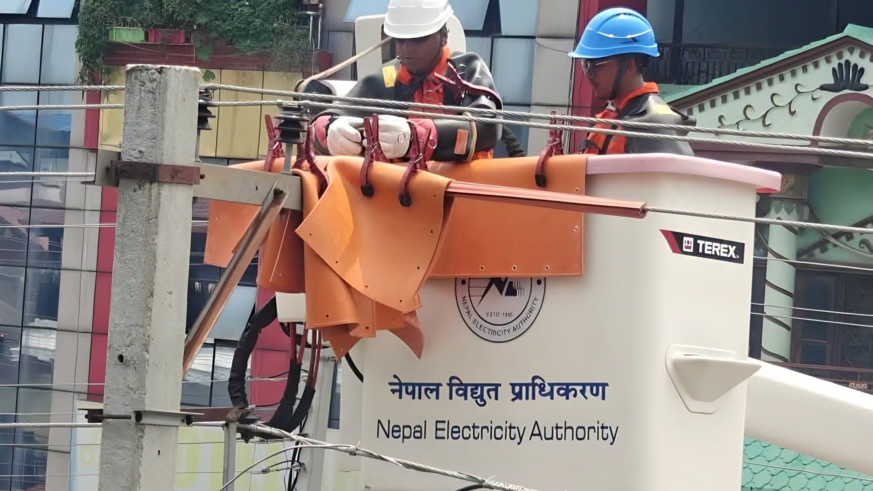नेपालमा पहिलो पटक लाइन नकाटी विद्युत मर्मतको परीक्षण सुरु