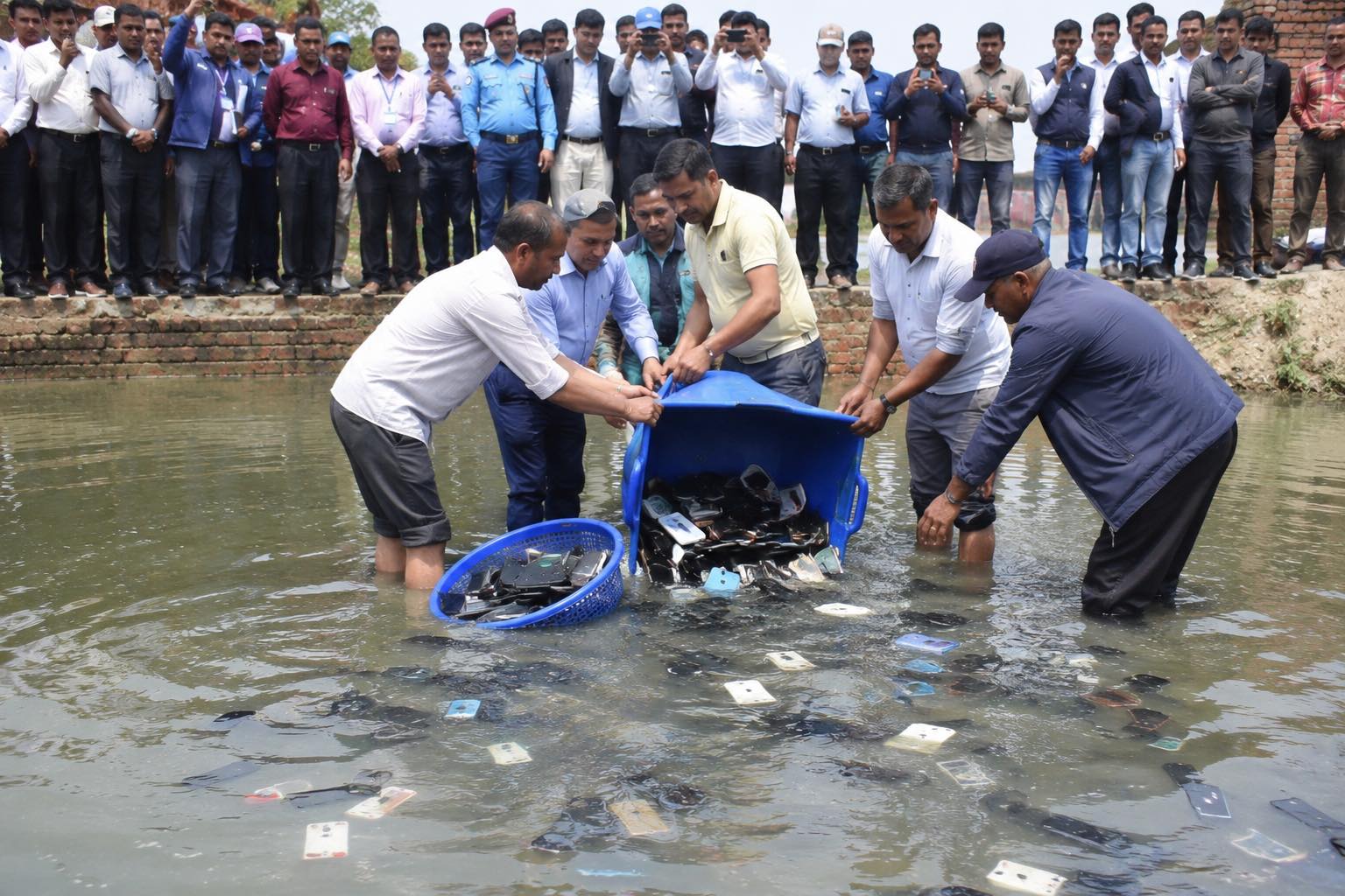 कक्षा १२ को परीक्षामा जफत गरिएका मोबाइल नष्ट