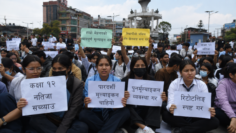 कक्षा १२ नतिजाप्रति असन्तुष्टि जनाउँदै विद्यार्थीहरूद्वारा काठमाडौंमा विरोध